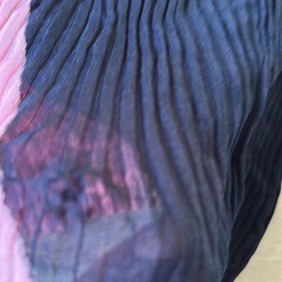 I AM CHEN
Colour Block Top In Blue‎ S Nwot - Picture 10 of 10